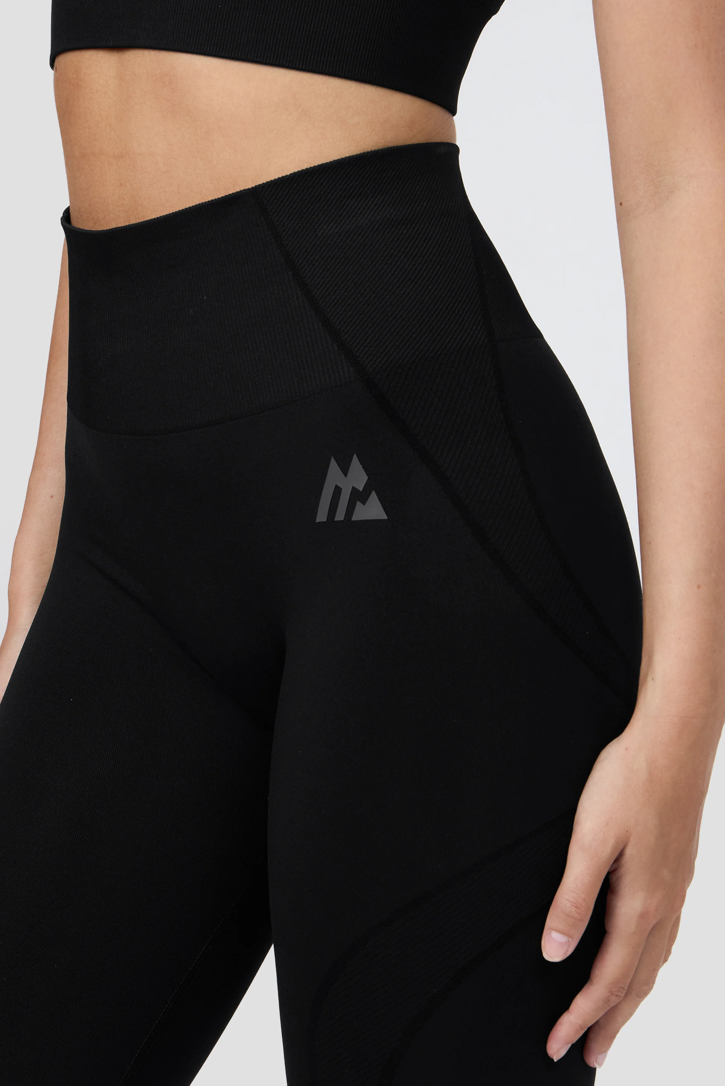 Evolve 2.0 Seamless Legging - Black - Image 7